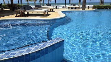 Piscine extérieure, parasols de plage, chaises longues