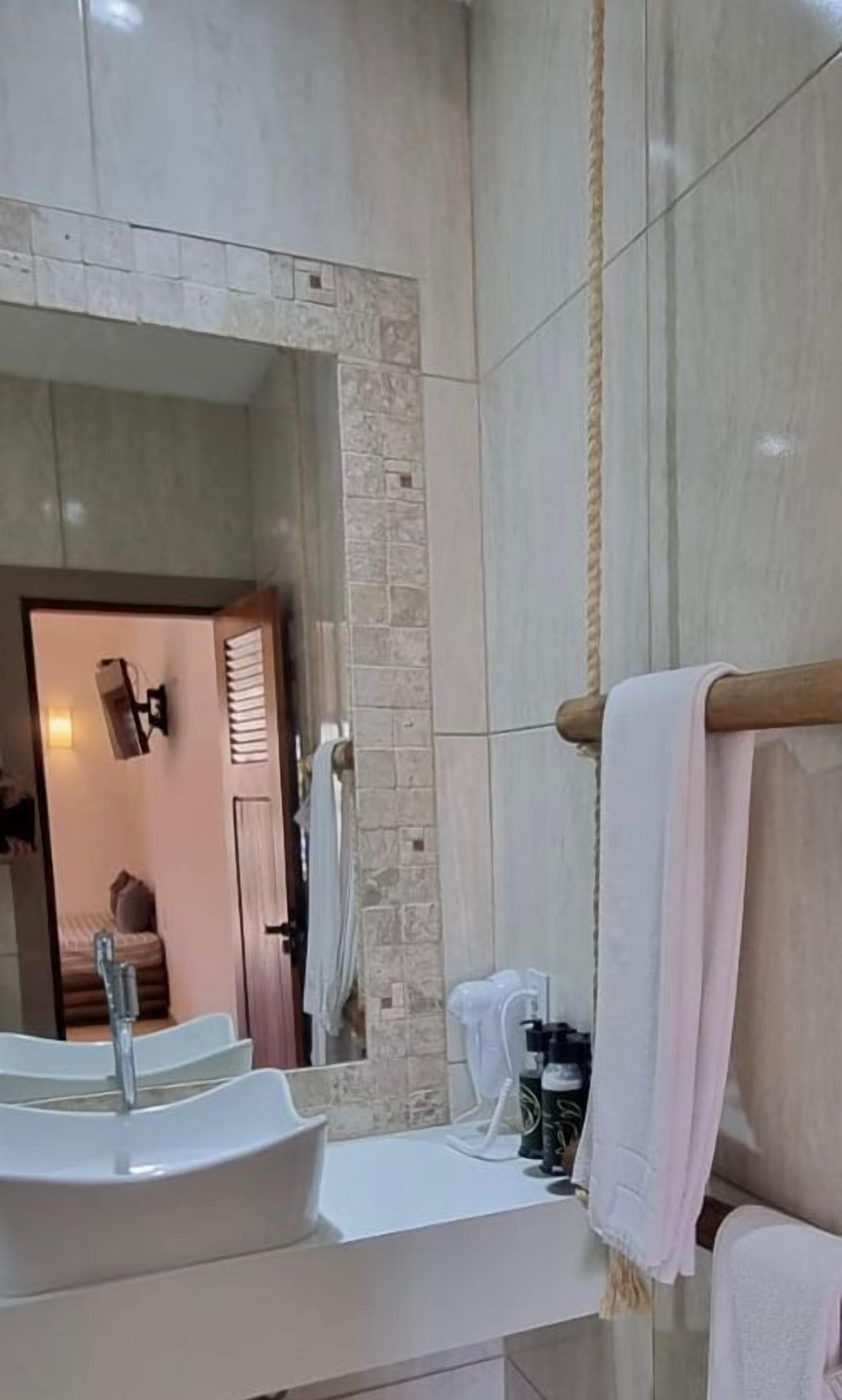 beach bliss | bathroom | shower, free toiletries, hair dryer, towels