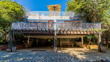 32-inch flat-screen TV with cable channels, TV