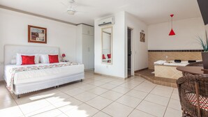 A hotel room with a bed, a bathroom, and a small sitting area. - Hotel Miratlântico Búzios (Búzios)