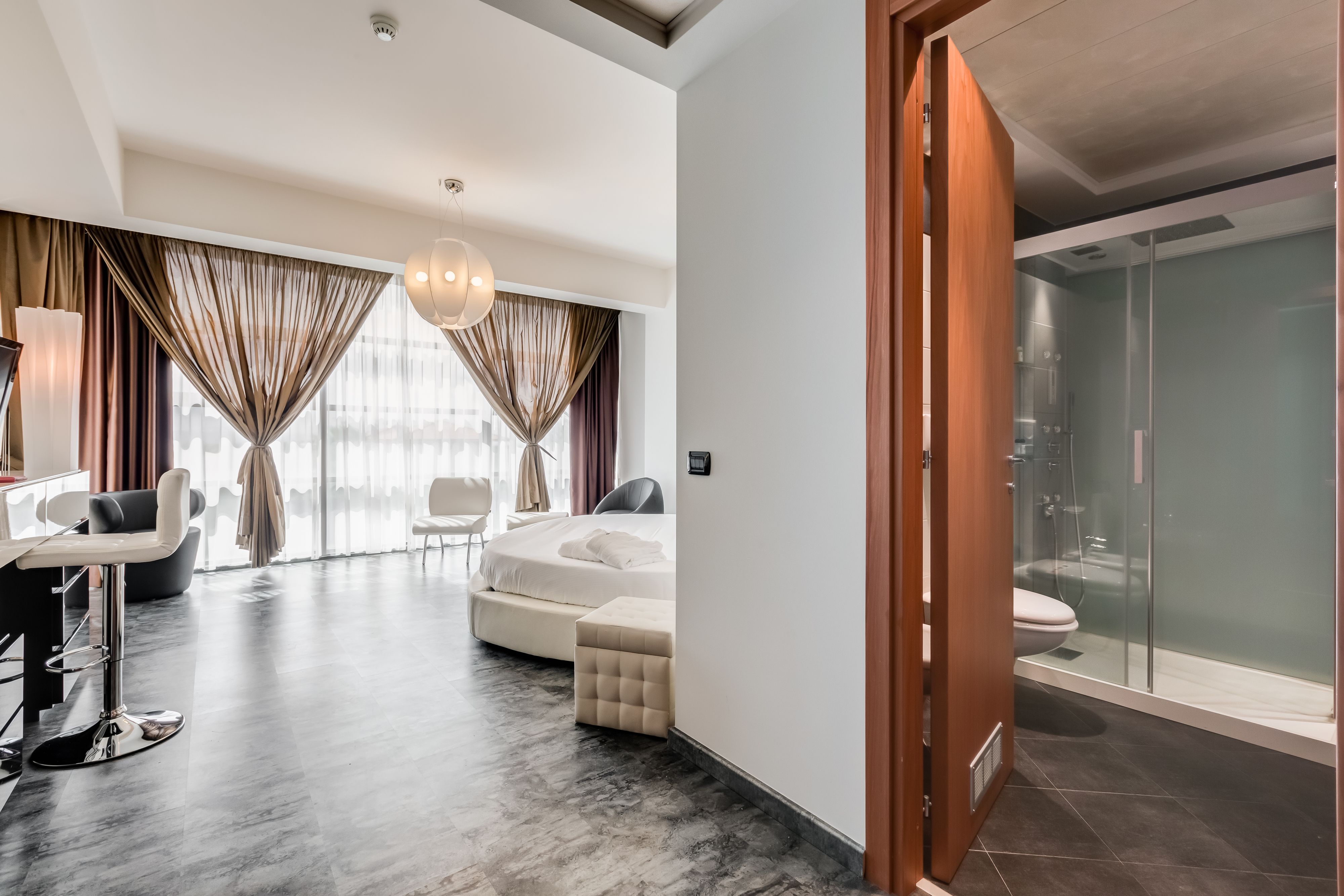 Suíte design, 1 cama King | Frigobar, cofres nos quartos, escrivaninha, quartos à prova de som