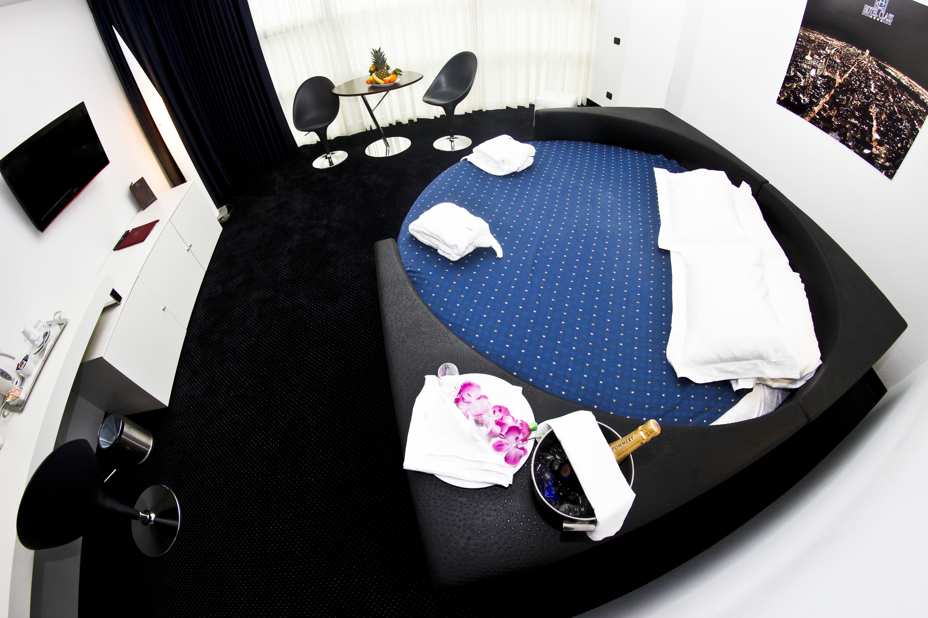 suite | minibar, in-room safe, desk, soundproofing