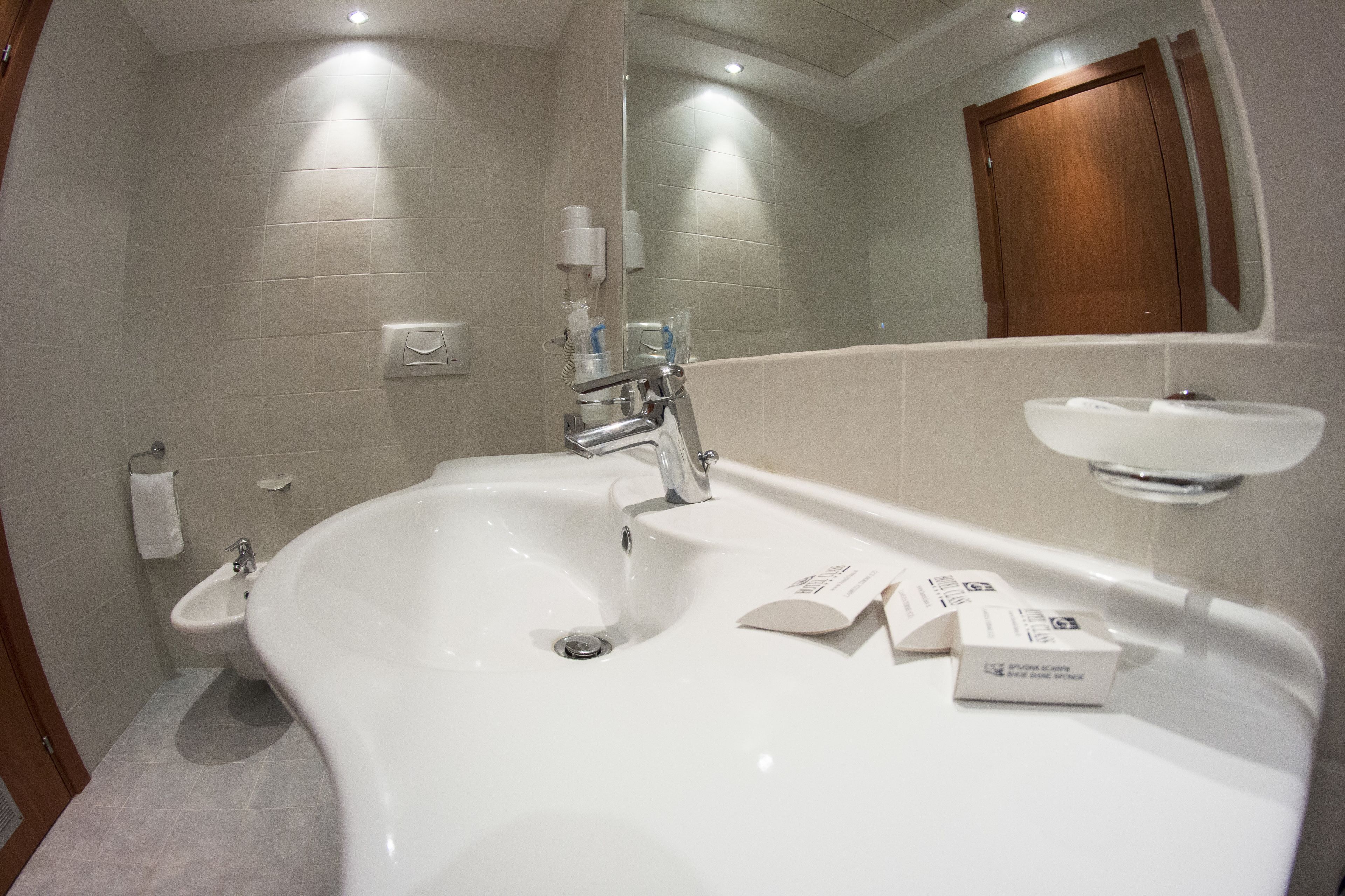 Une salle de bain moderne dotée d’une grande baignoire, d’un lavabo séparé et d’un bidet.