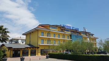 Ein gelbes Gebäude mit einem Schild, auf dem "HOTEL CLASS" steht.