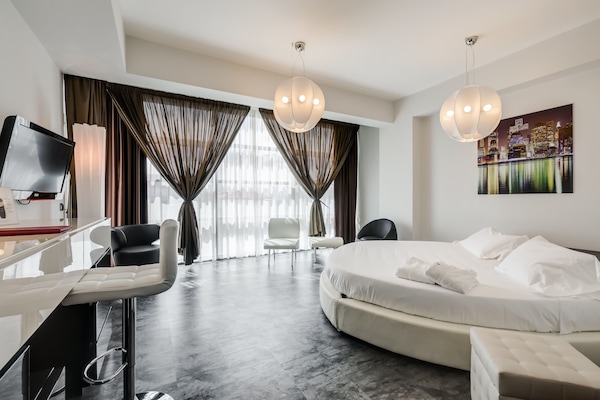 Design Suite, 1 King Bed | Minibar, in-room safe, desk, soundproofing