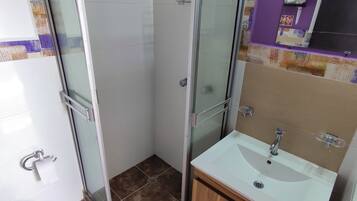 Studio Suite Deluks, dapur, pemandangan gunung | Kamar mandi | Shower, pengering rambut, handuk, dan sabun