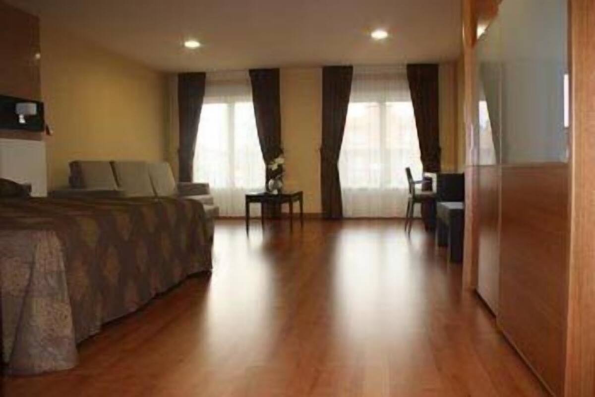 Suite | In-room safe, desk, blackout curtains, soundproofing