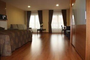 Suite | In-room safe, desk, blackout curtains, soundproofing