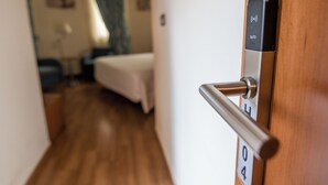 Comfort Room | Minibar, in-room safe, desk, laptop workspace - Hotel Mieres del Camino (Mieres)