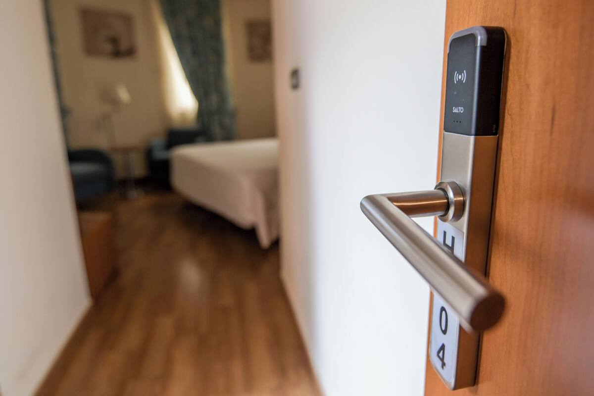 comfort room | minibar, in-room safe, desk, laptop workspace