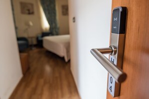 Minibar, coffres-forts dans les chambres, bureau