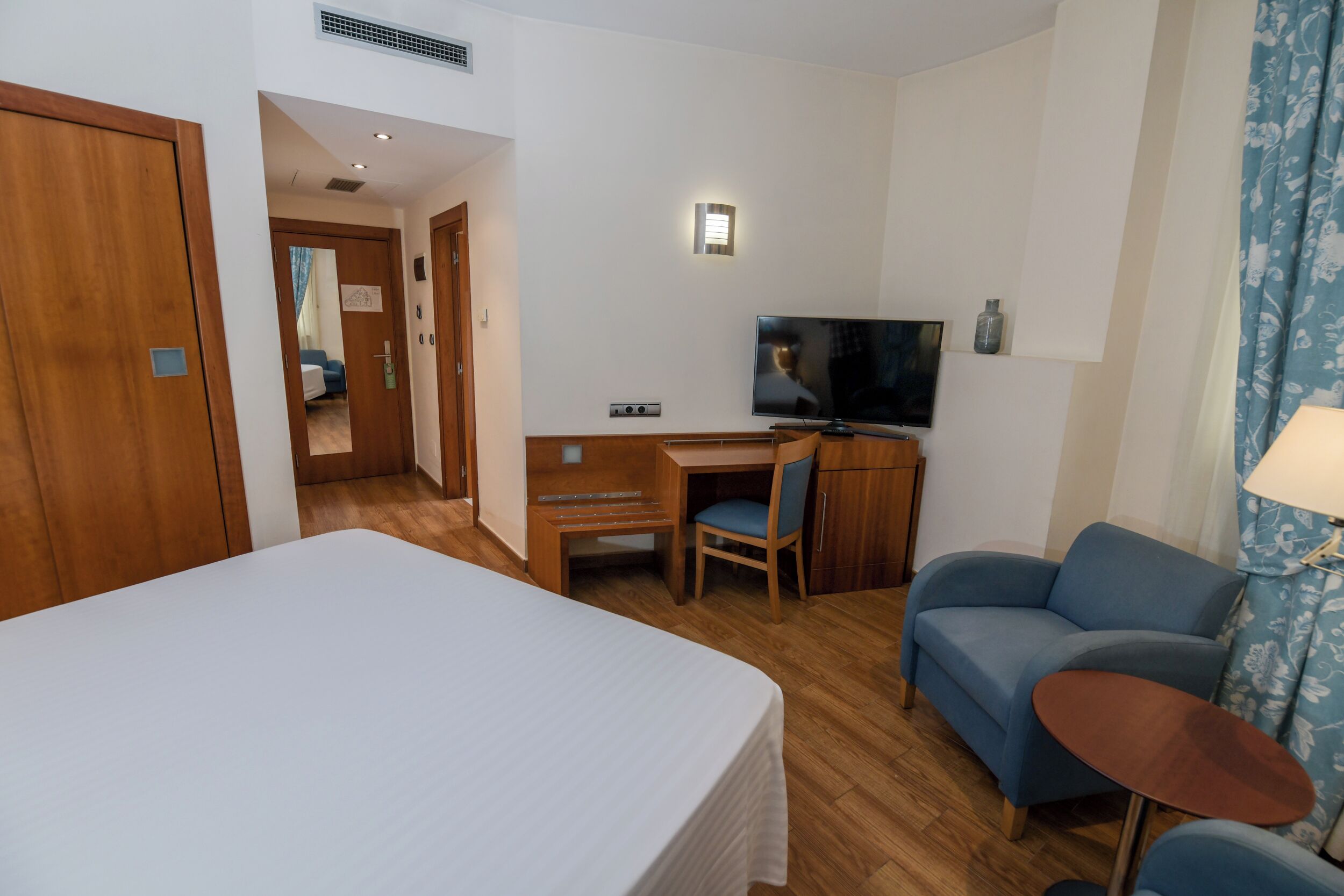 comfort room | minibar, in-room safe, desk, laptop workspace