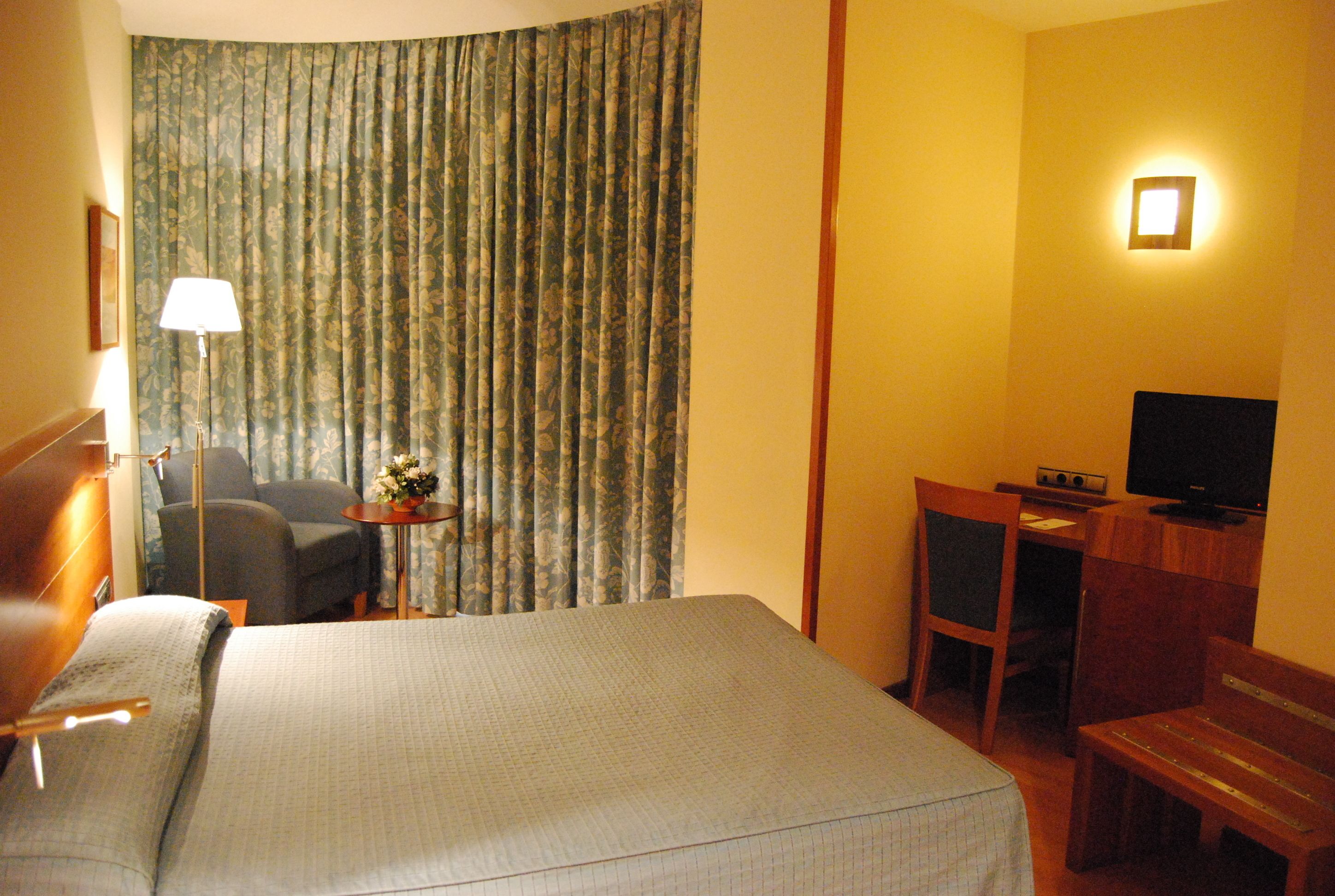 minibar, in-room safe, desk, laptop workspace