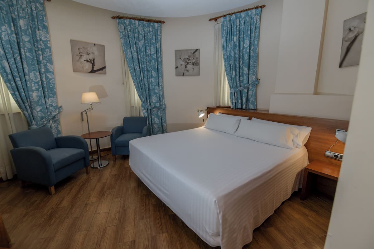 Comfort Room | Minibar, in-room safe, desk, laptop workspace