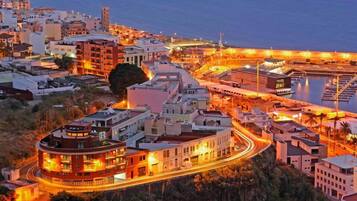 Voorkant accommodatie - avond/nacht