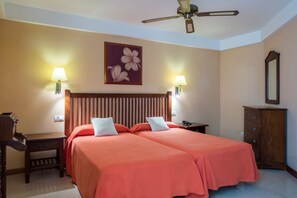 Minibar, in-room safe, blackout curtains, iron/ironing board - Hotel Apartamentos El Galeón (Brena Alta)