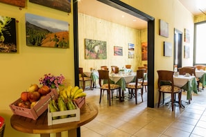 Desayuno buffet todos los días (con cargo)
