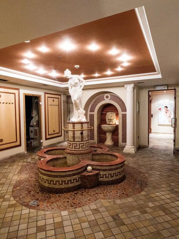 Couples treatment room(s), sauna, hot tub, steam room
