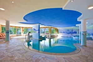 Kolam renang indoor dan kolam renang outdoor