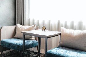 Quarto casal | Cofres nos quartos, cortinas blackout, ferros/tábuas de passar roupa