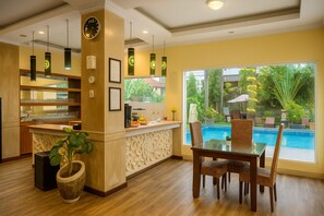 Breakfast, lunch and dinner served - Puri Saron Hotel Denpasar (Denpasar)