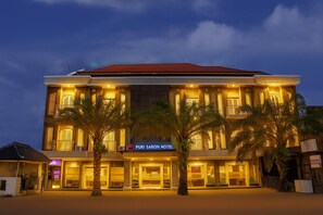 Front of property – evening/night - Puri Saron Hotel Denpasar (Denpasar)