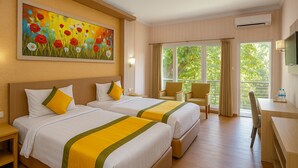 Een hotelkamer met twee bedden, een bureau, een stoel, een televisie en een schilderij aan de muur.