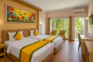 In-room safe, desk, laptop workspace, blackout curtains - Puri Saron Hotel Denpasar (Denpasar)