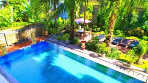 Outdoor pool, open 7:00 AM to 9:00 PM, pool umbrellas, pool loungers - Puri Saron Hotel Denpasar (Denpasar)