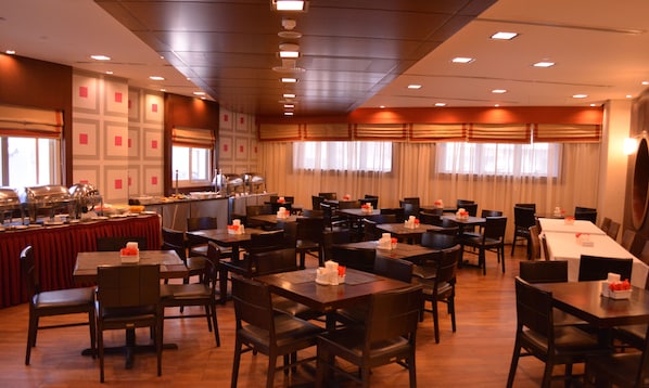Daily buffet breakfast (AED 25 per person)