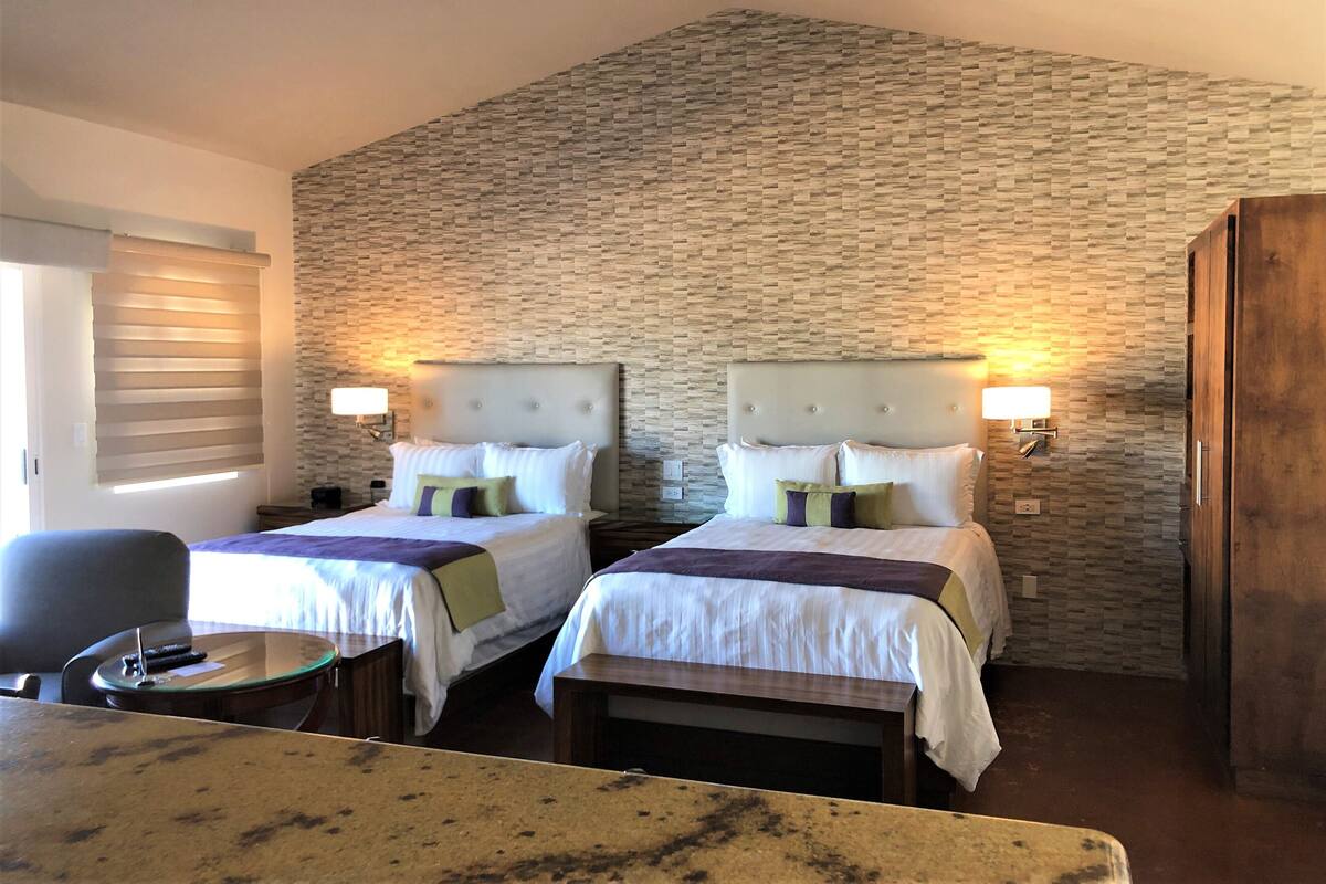 Classic-Zweibettzimmer | Zimmersafe, Schreibtisch, Verdunkelungsvorhänge, Bügeleisen/Bügelbrett