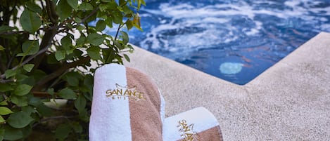 Outdoor spa tub