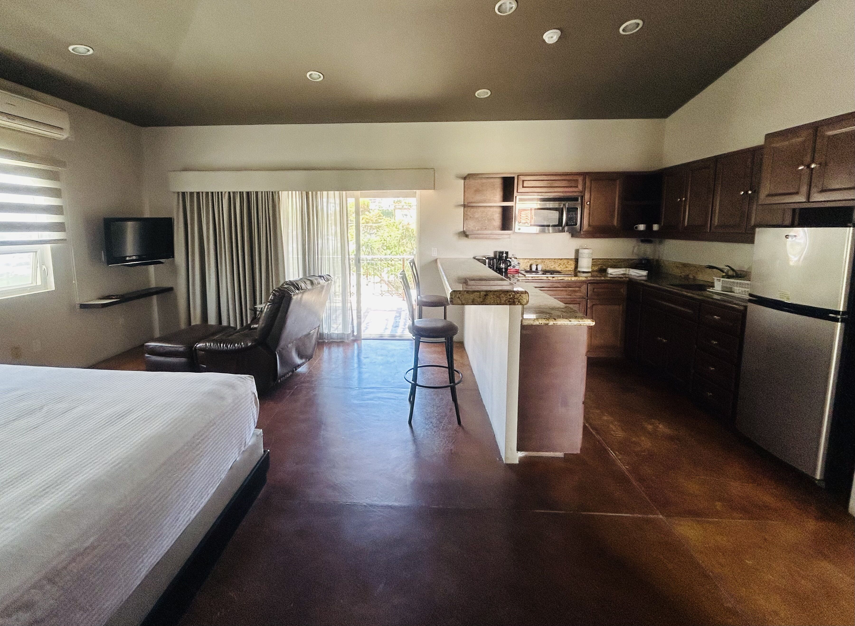 Studio Suite, 1 King Bed | In-room safe, individually decorated, individually furnished, desk