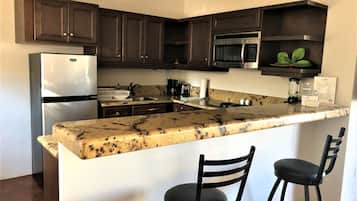 Classic Twin Room | Private kitchen | Full-sized fridge, microwave, stovetop, coffee/tea maker