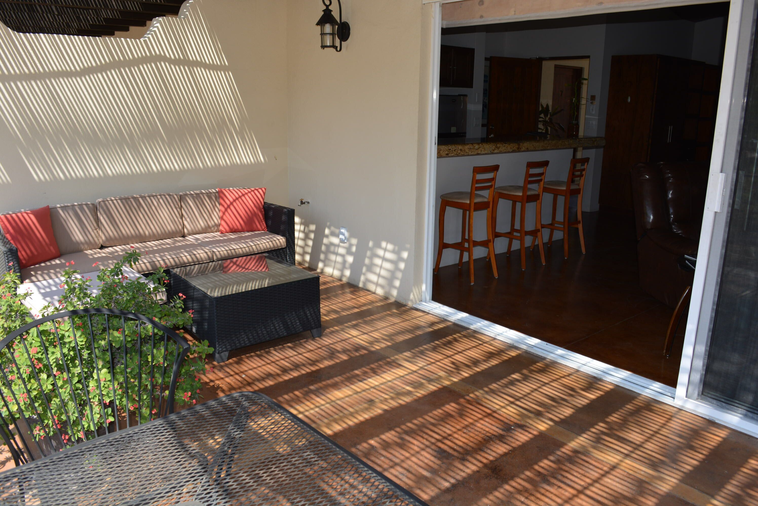 studio suite, 1 king bed | in-room safe, individually decorated, individually furnished, desk