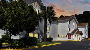 A two-story motel with a red roof and a sign indicating a lobby. - Red Roof Inn Darien - I-95/ North Brunswick (Darien)