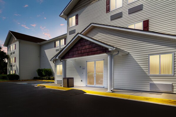 A two-story hotel with a flat roof, large windows, and a covered entrance. - Red Roof Inn Darien - I-95/ North Brunswick (Darien)
