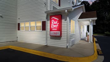Un hotel Red Roof Inn con una entrada visible y una vista clara del área de recepción.