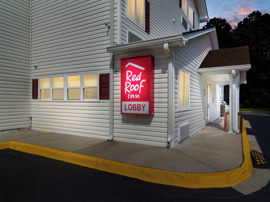 Red Roof Inn com entrada visível e vista clara da área de recepção.