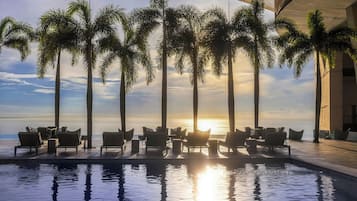 4 outdoor pools, free pool cabanas, pool umbrellas