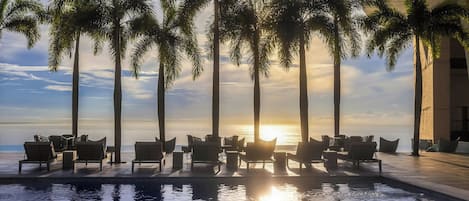 4 outdoor pools, free cabanas, pool umbrellas