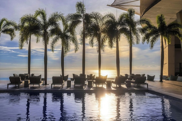 4 outdoor pools, free cabanas, pool umbrellas