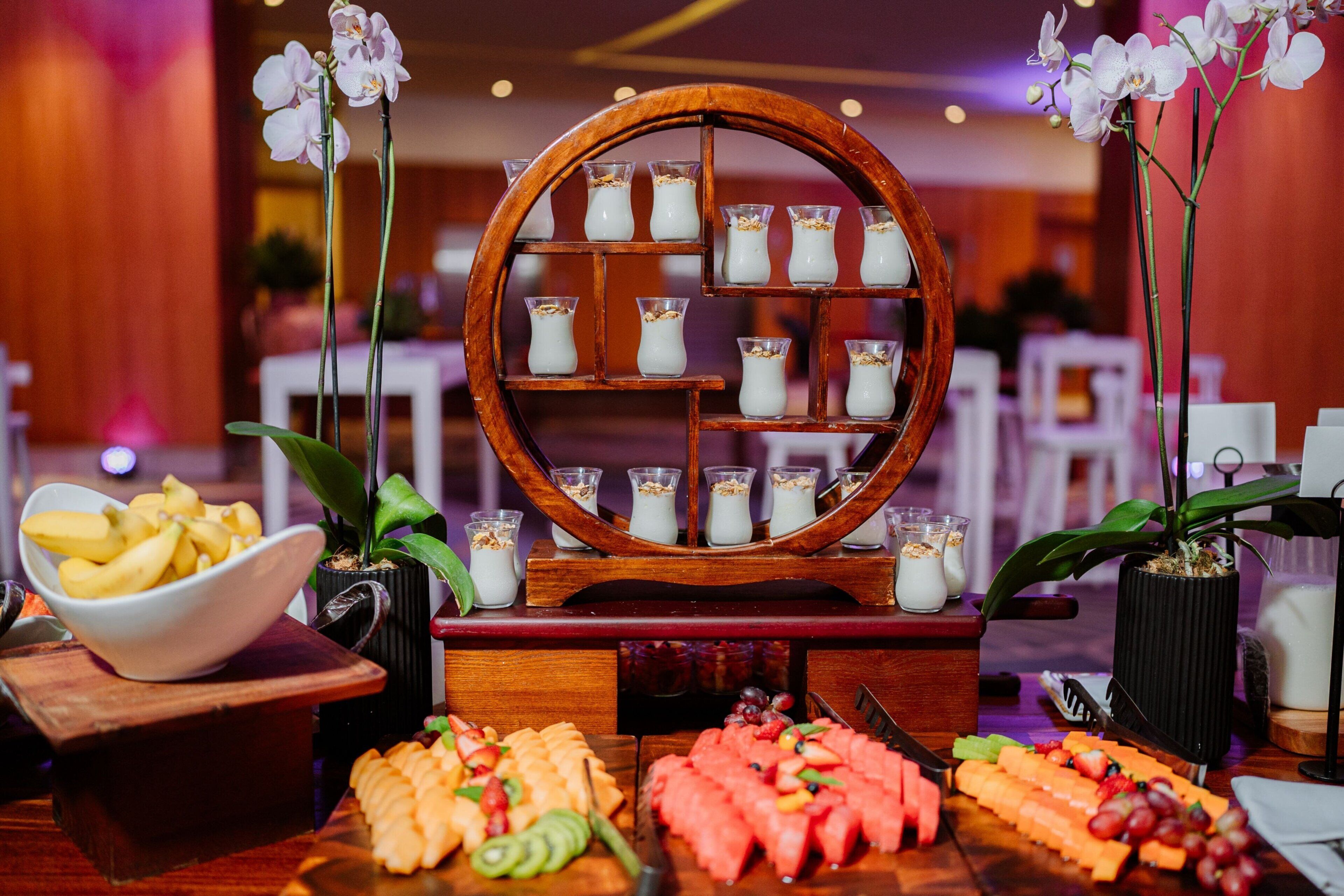 Un buffet proposant une variété de plats et une présentation centrale de milk-shakes servis dans des verres.
