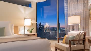 1 bedroom, Egyptian cotton sheets, premium bedding, down comforters