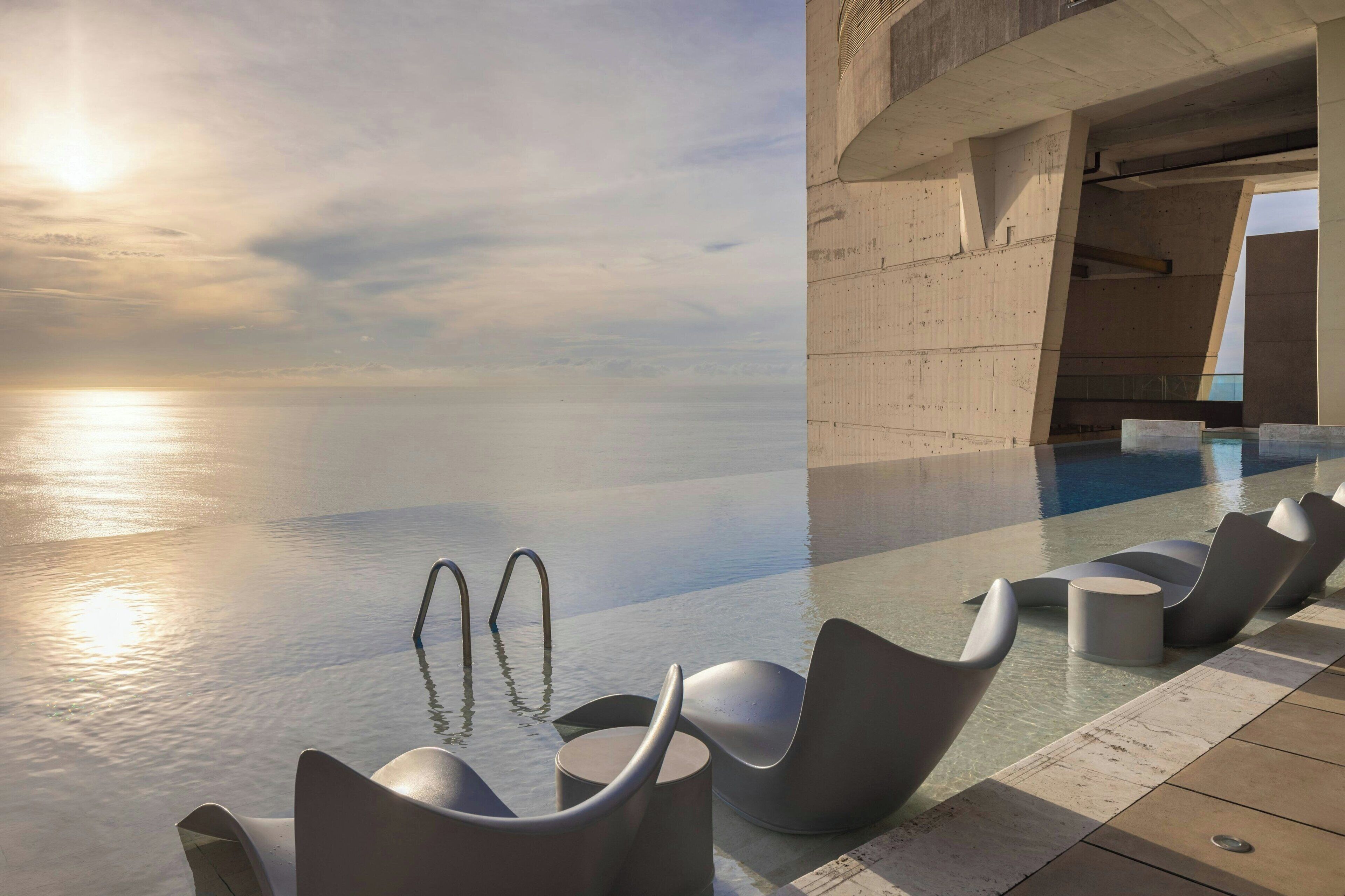 4 piscinas al aire libre, camas de piscina gratis, sombrillas