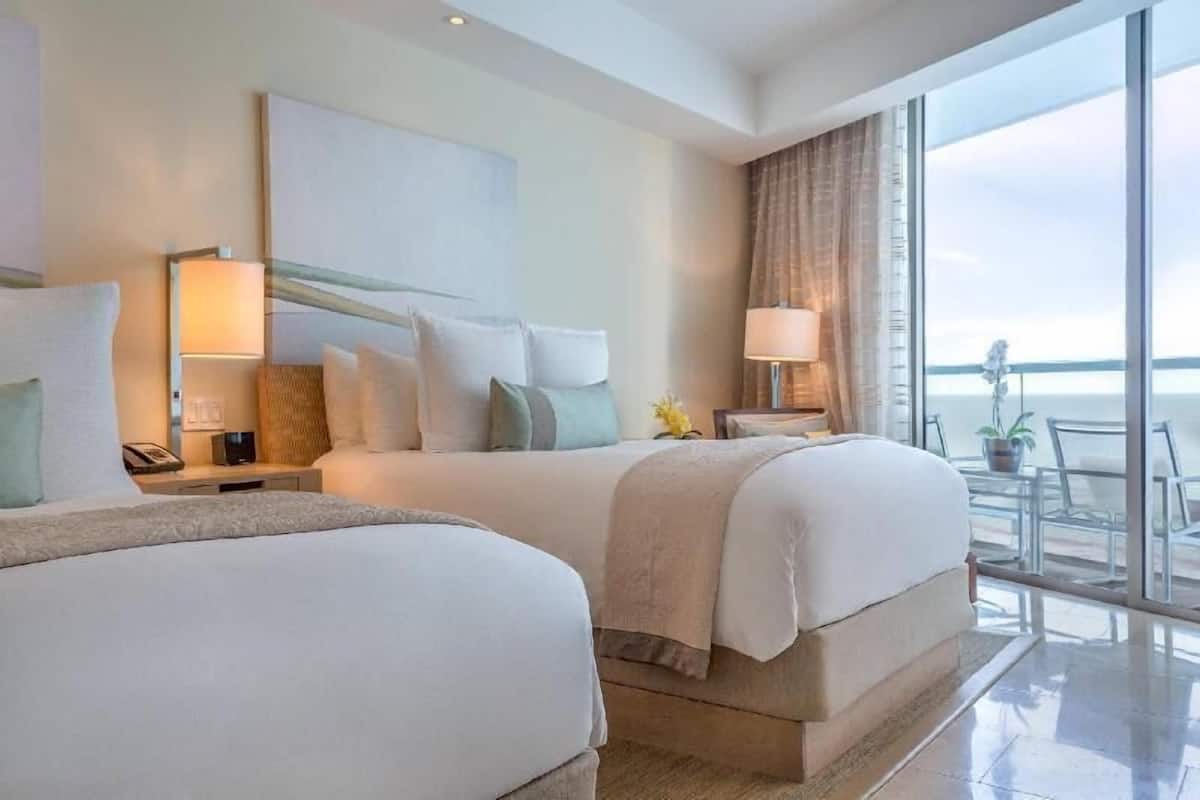 Egyptian cotton sheets, premium bedding, down comforters, pillowtop beds