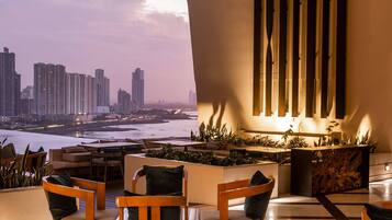 4 outdoor pools, free cabanas, pool umbrellas
