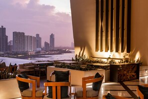 4 outdoor pools, free cabanas, pool umbrellas