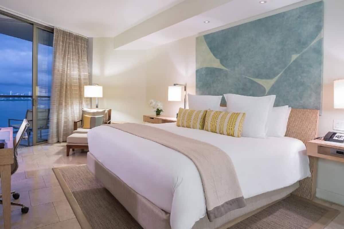 Egyptian cotton sheets, premium bedding, down comforters, pillowtop beds