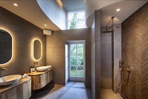 Un sauna, una bañera de hidromasaje, masajes
